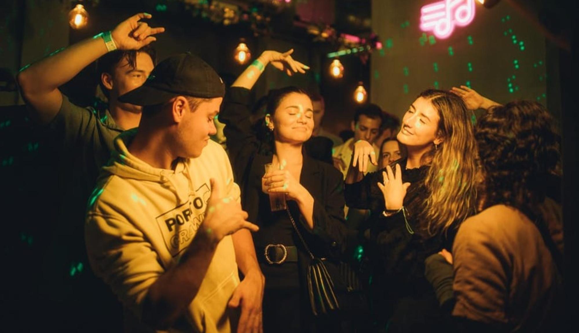 Porto: Pub Crawl with 7 Drinks, Games, and VIP Club Entry - 9 DEC 2025