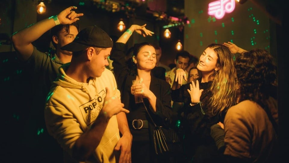 Porto: Pub Crawl with 7 Drinks, Games, and VIP Club Entry image