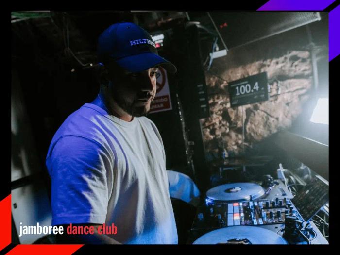 Cartel de Saturday Night: DJ Muuz en Jamboree Dance Club