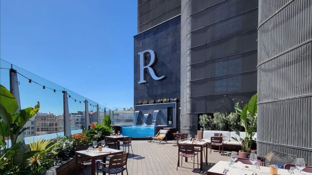 Cartel del evento Sunday Rooftop con música de los 80´s en el hotel Renaissance Barcelona Hotel