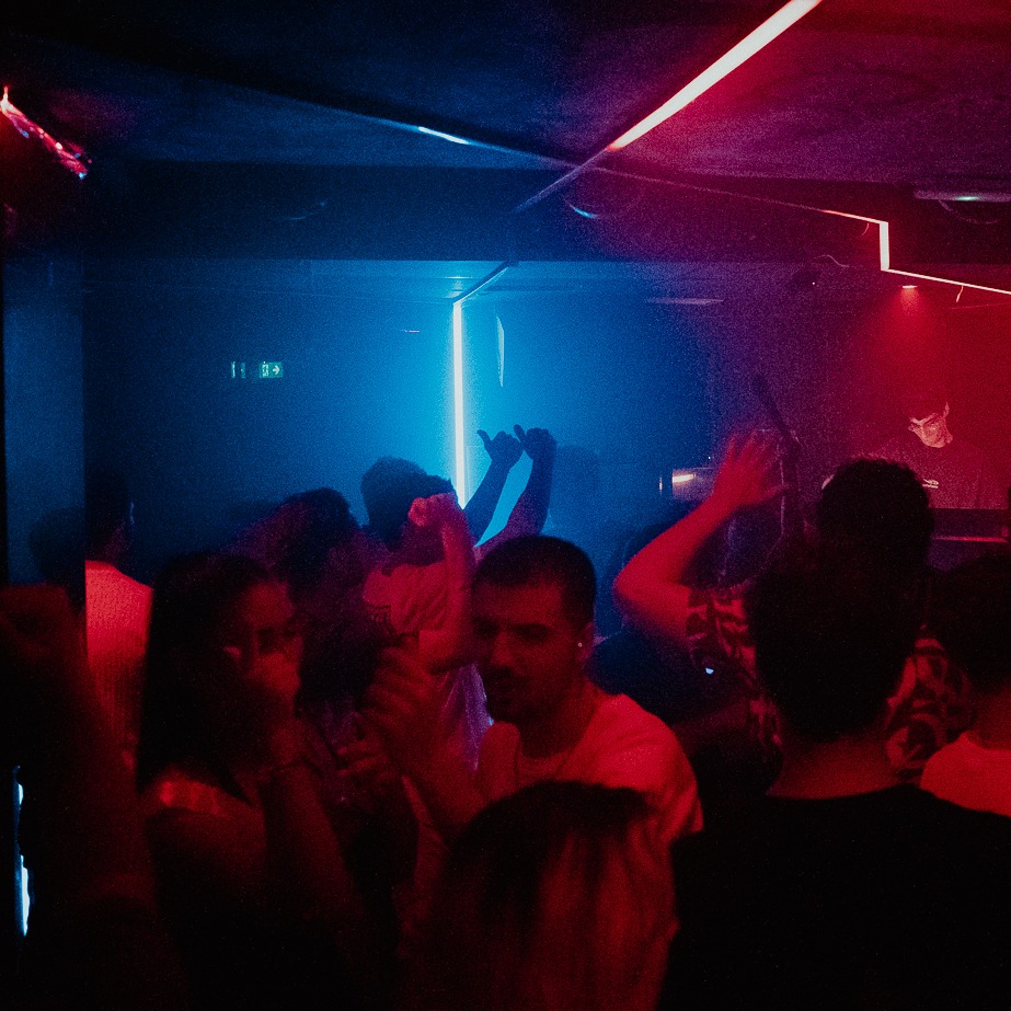 V27/11 TBA // CLAUDIA COLL en LATEX, a Latex Club
