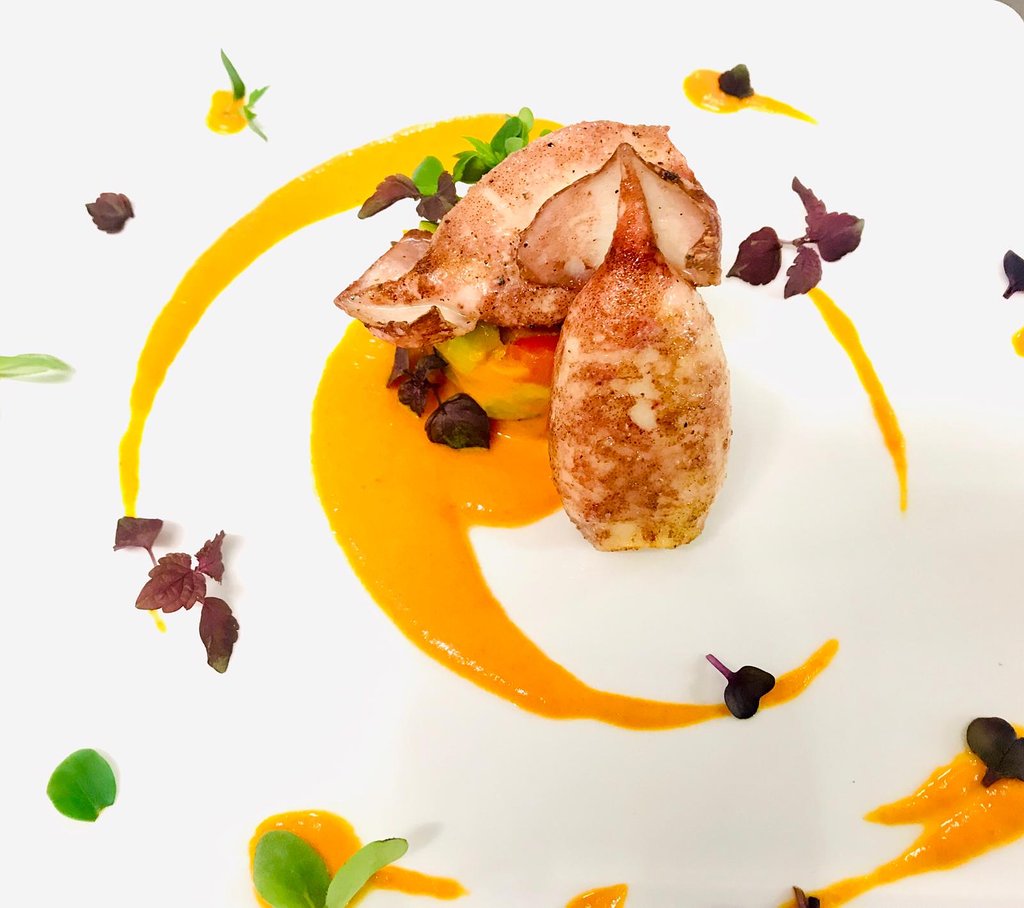 V Piano gallery image