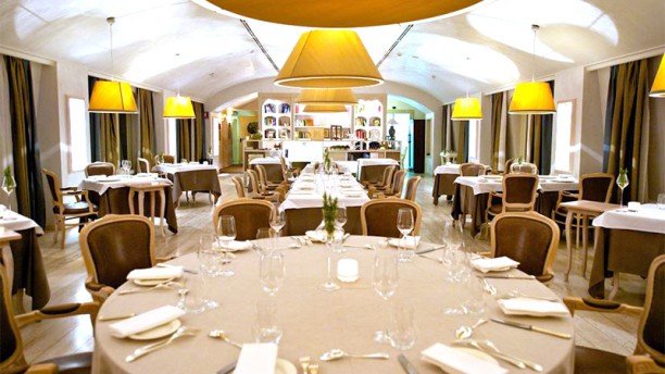 V Piano gallery image